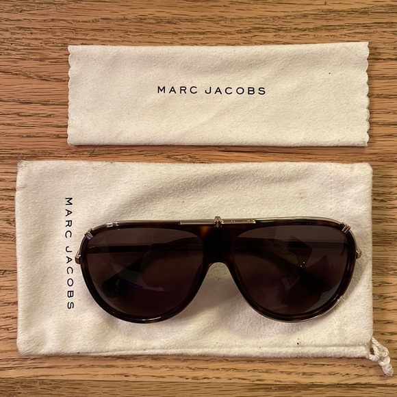 Marc Jacobs Accessories - Marc Jacobs aviator sunglasses with cleaning cloth and dust bag